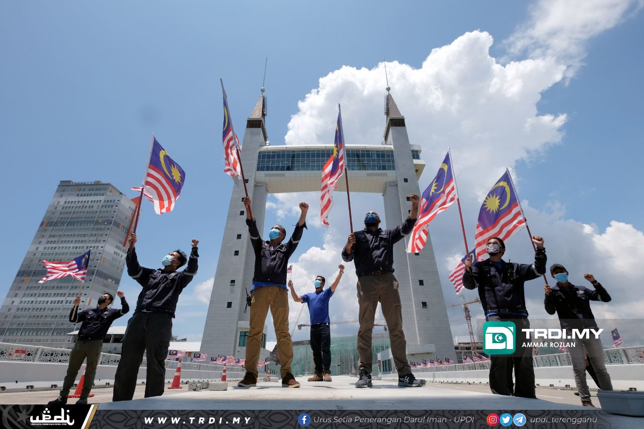 Jalur Gemilang Berkibar Megah Di Drawbridge