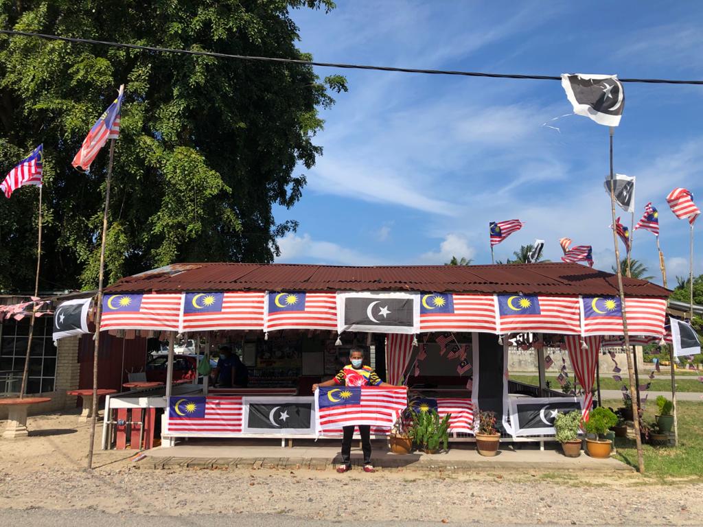 Bendera, Badminton Tema Merdeka Hiasi Kedai Pok Mi