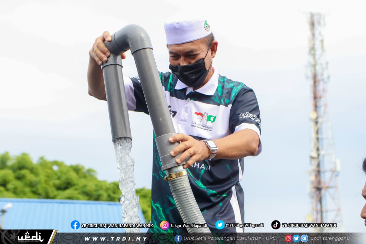 Petugas Dari DUN Sura Bantu Agih Air Bersih Di Kuala Nerus