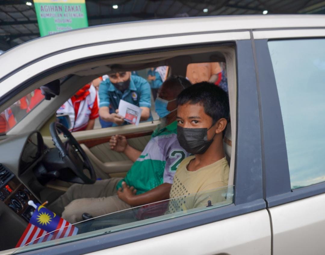 284 Pelajar Golongan Asnaf Terima Bantuan Zakat