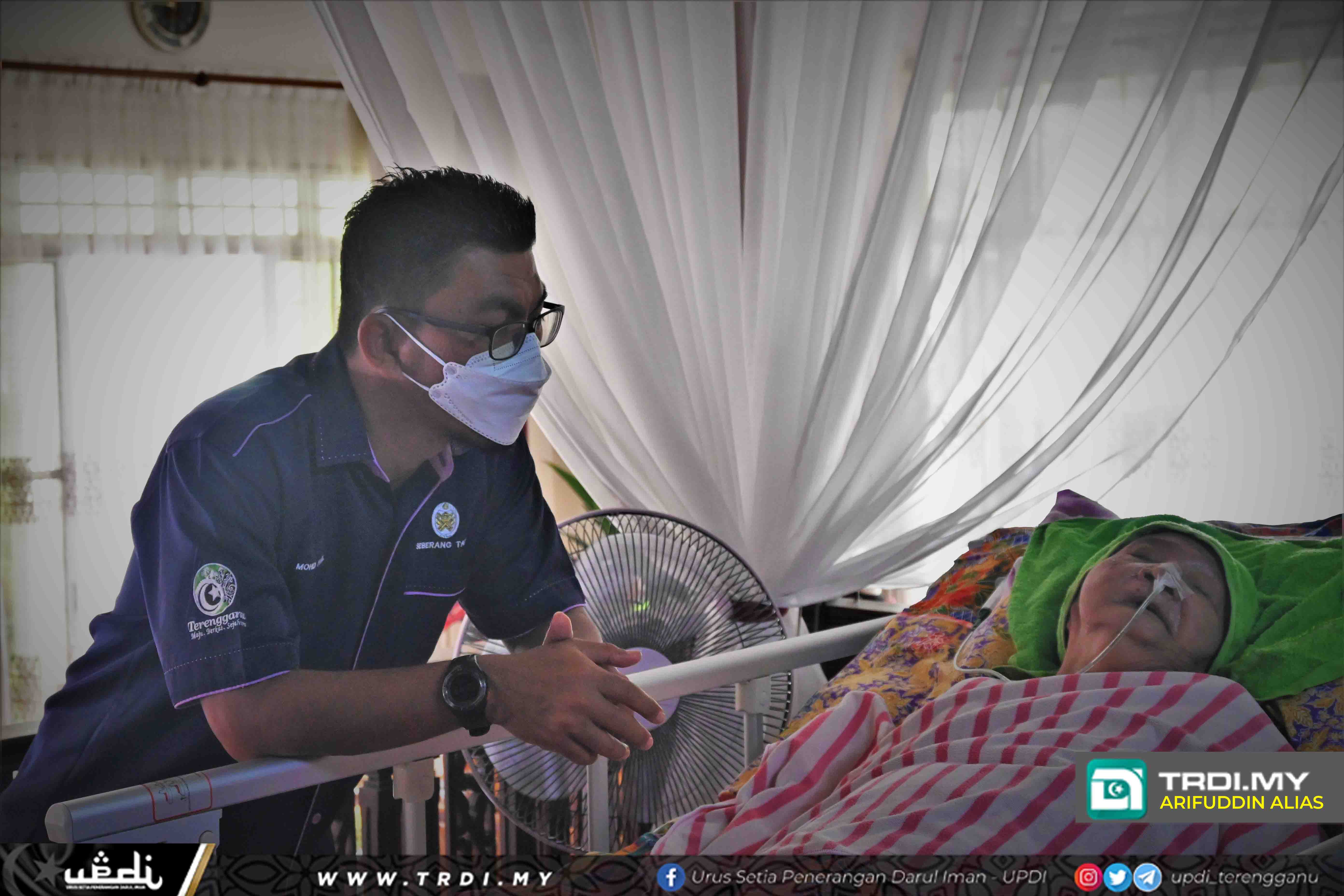 12 Warga Emas, OKU Seberang Takir Disuntik Team Mobile Vaksin