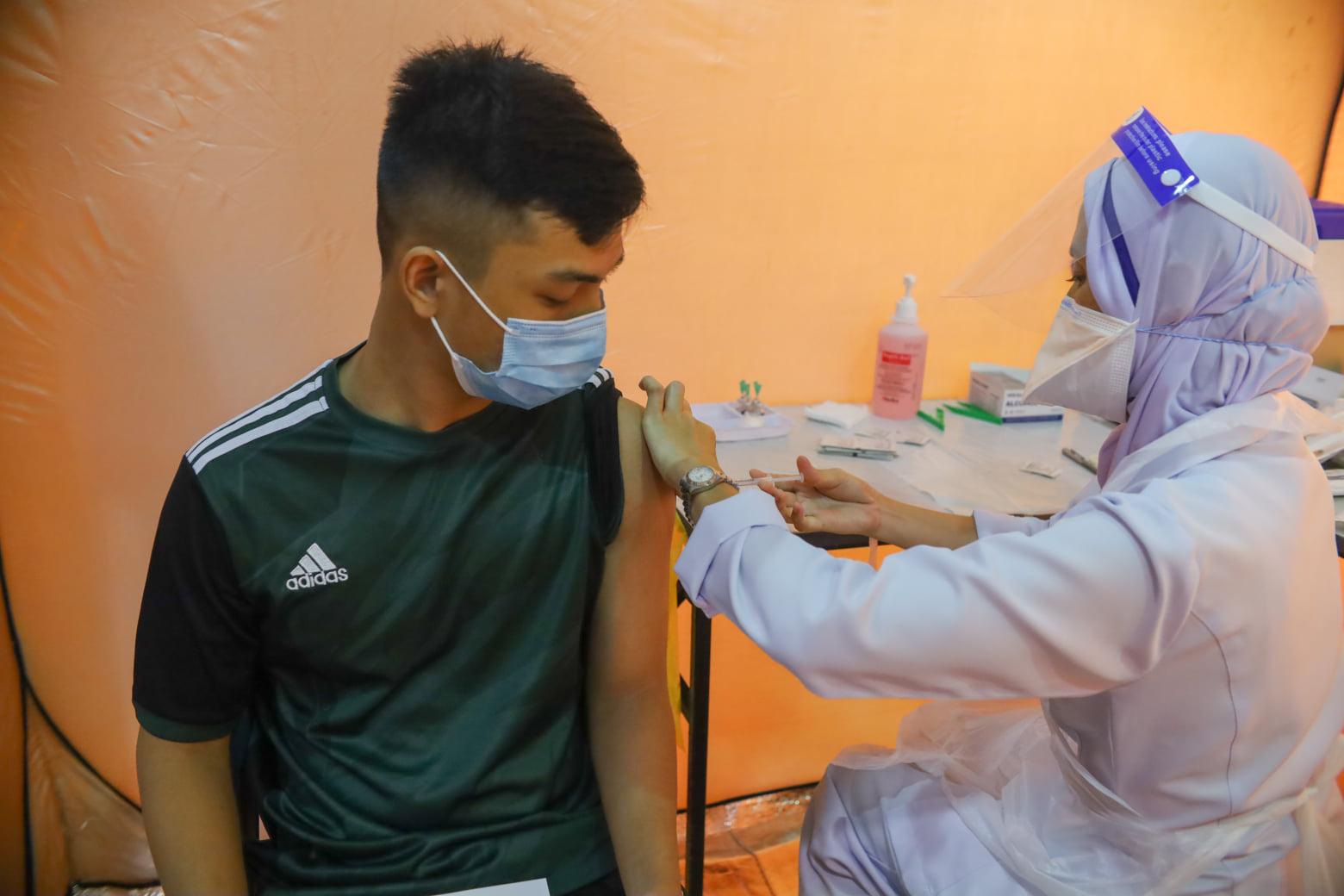 Ibu Bapa Perlu Beri Kebenaran Anak Ambil Vaksin