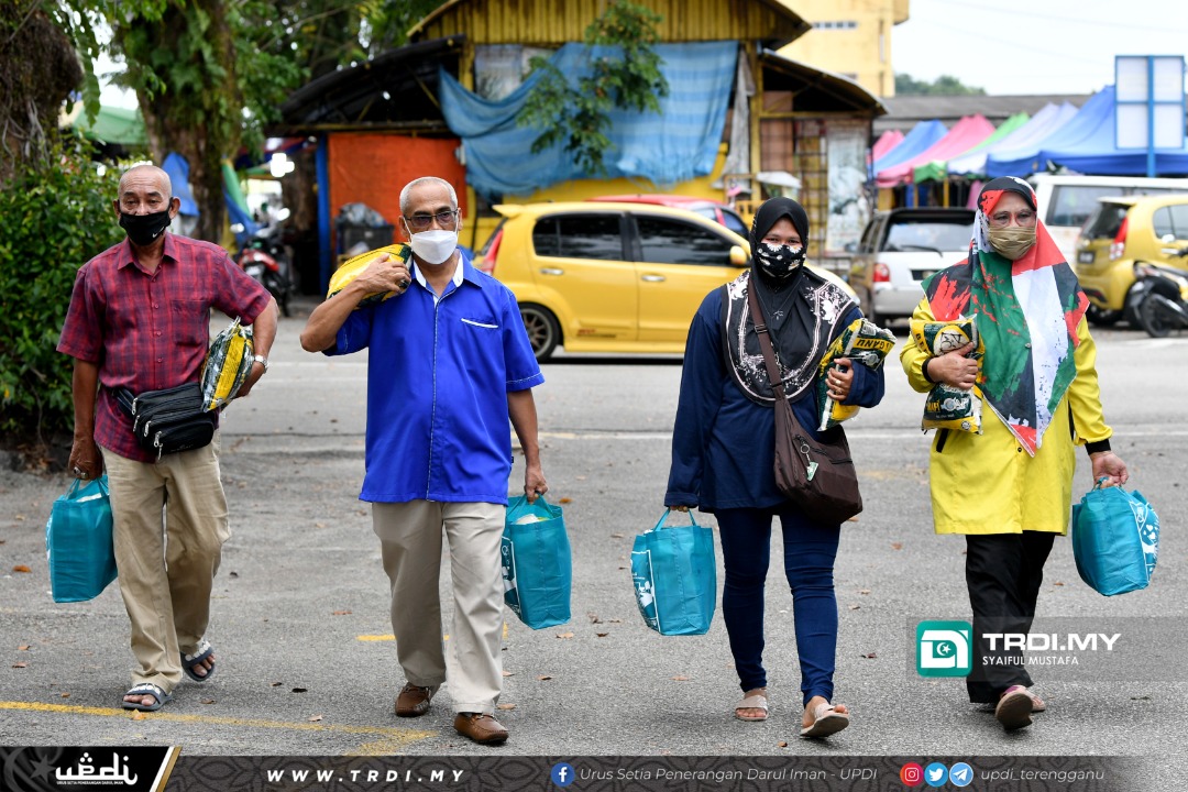 Pemandu Teksi, Pekerja Kebersihan Kemaman Terima Bantuan YaPIEM