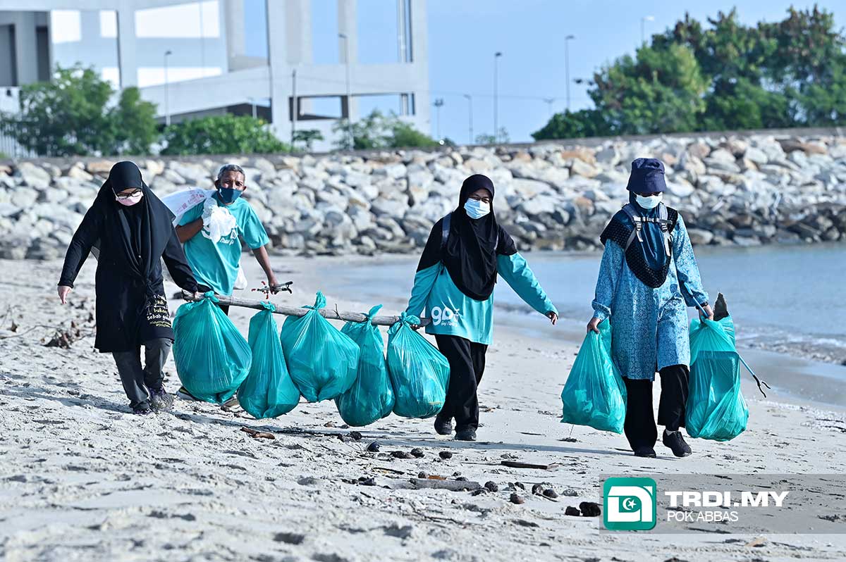 Lebih 300 Kg Sampah Dikutip Di Pantai Batu Buruk