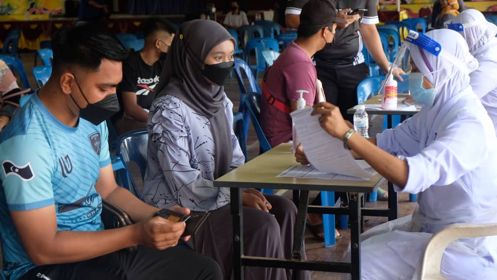 1,987 Pelajar DUN Bukit Besi Antara Terawal Terima Vaksin