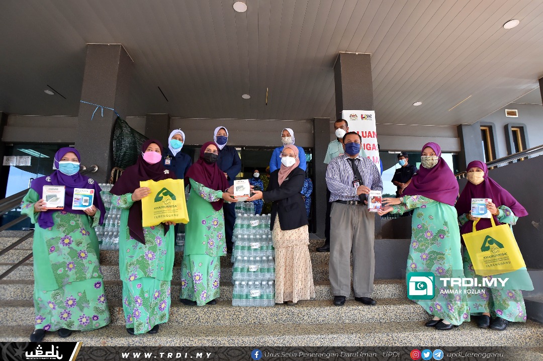 Khairunnisa' Sumbang Keperluan PKRC Terengganu