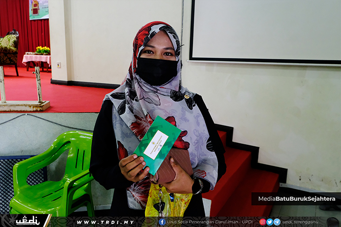 2,212 Pelajar Di Batu Buruk Terima Bantuan Persekolahan