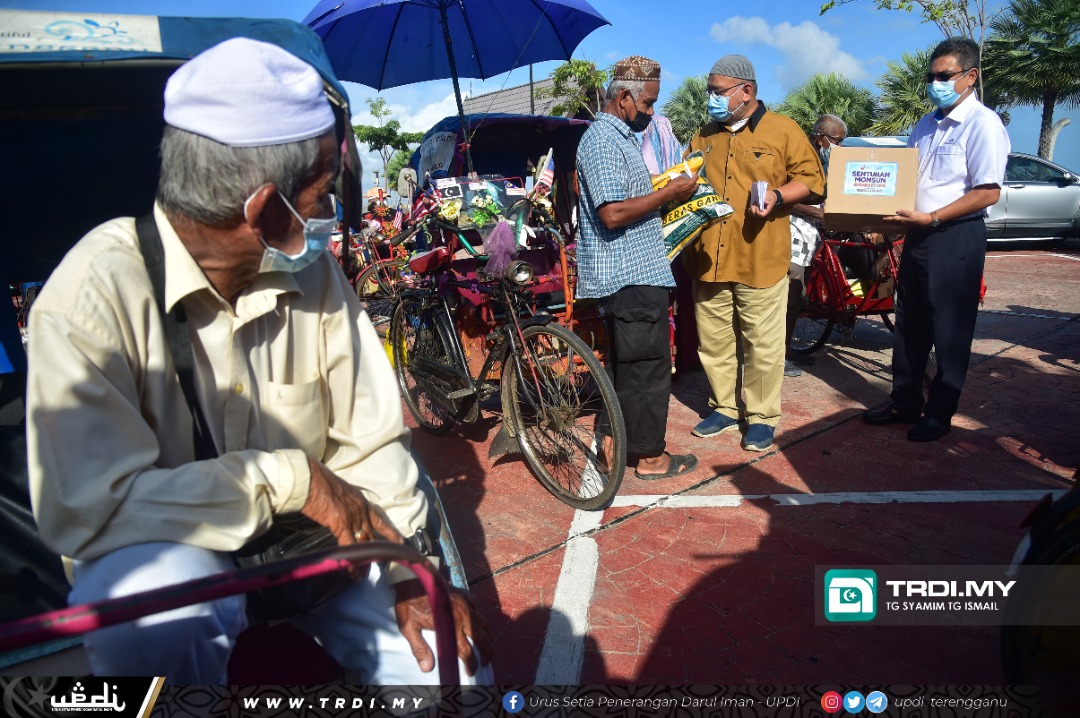 Pengayuh Beca Terharu Terima Sumbangan