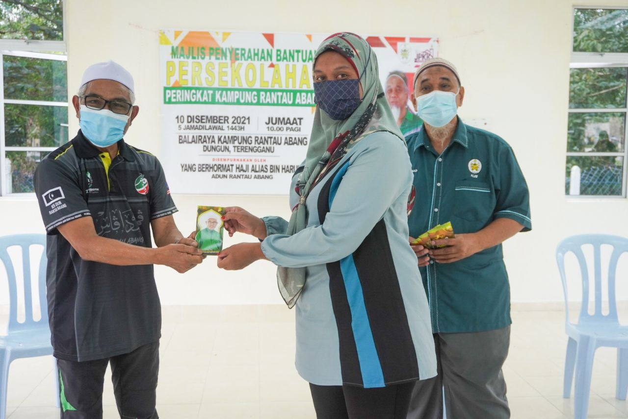 JPKK Rantau Abang Agih Bantuan Persekolahan