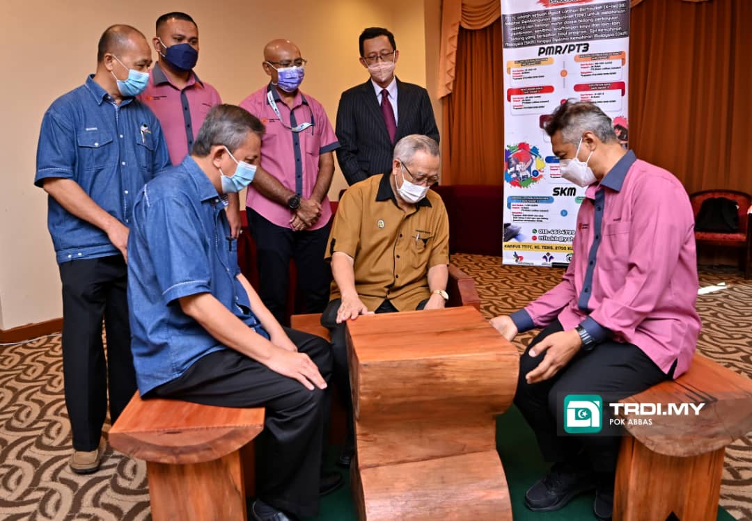 Cipta Perabot Daripada Sisa Balak