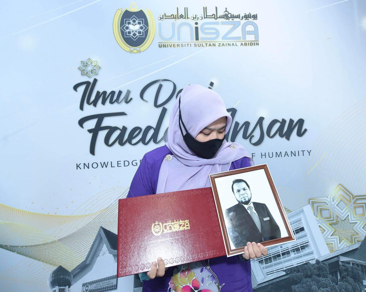 Sebak Terima Ijazah Arwah Suami