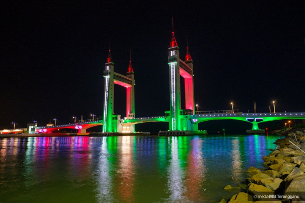 Kerosakan Lampu Jambatan Angkat Sedang Dibaiki