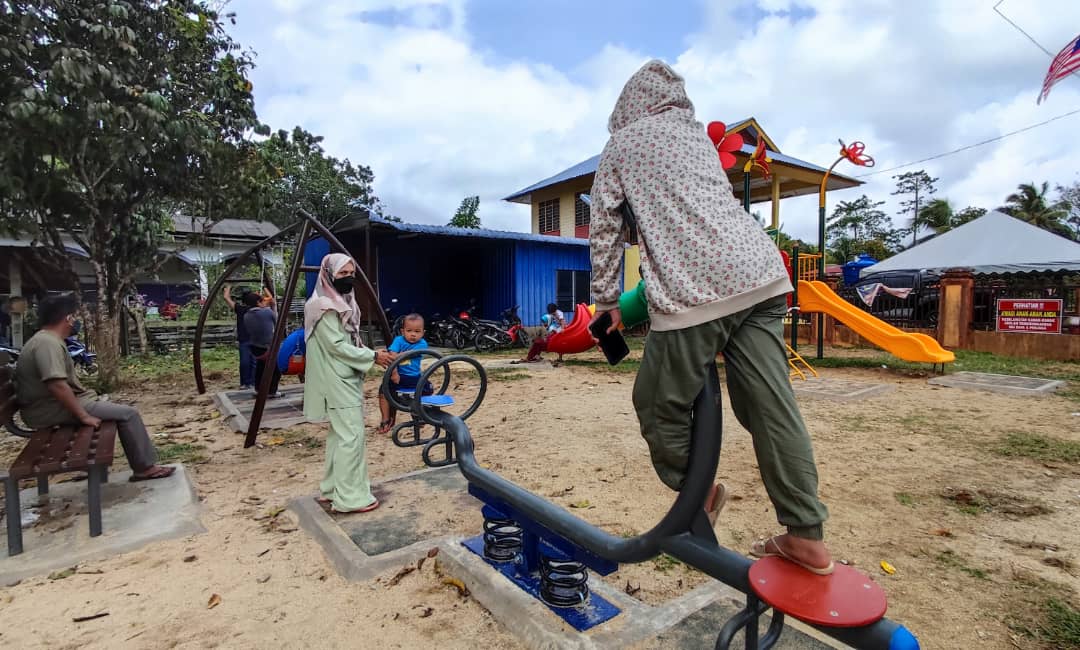 Padang Permainan Baharu Di Delong Ceriakan Kanak-kanak