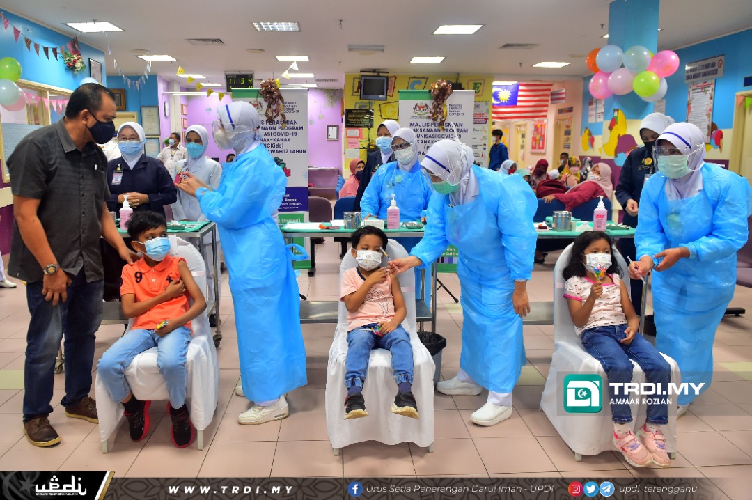 Tiga Beradik Antara Kanak-Kanak Terawal Terima Vaksin Di Terengganu