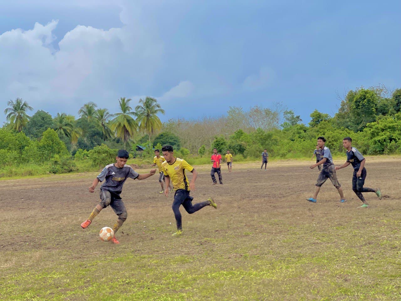 Tetap Ceria Walau Padang Bola Menjadi Ala-ala Sawah