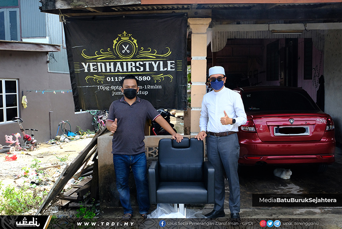 Pengusaha Kedai Gunting Syukur Terima Sumbangan