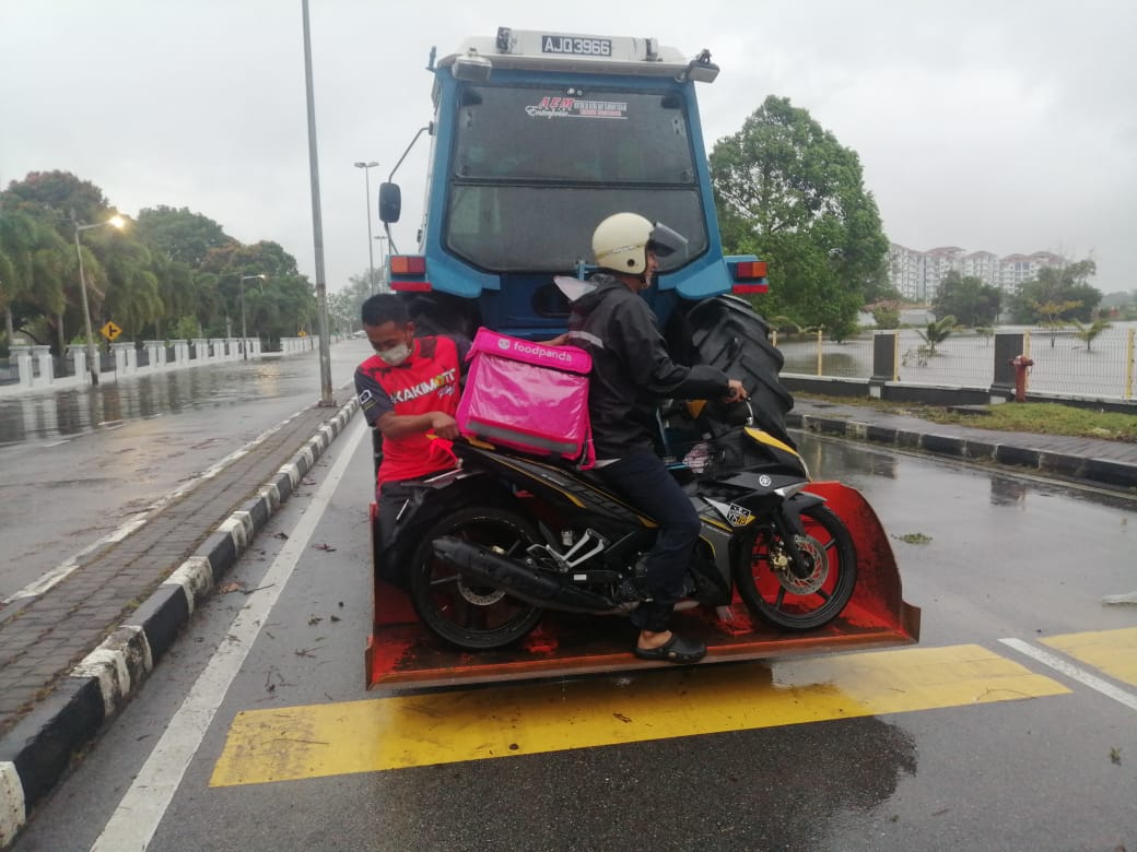 Guna Jentera Angkut Penunggang Motor Terperangkap Banjir