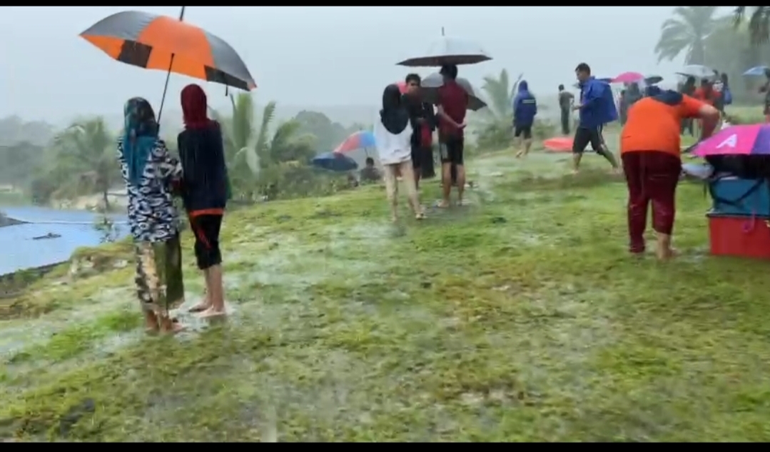 Air Makin Naik, Penduduk Lari Ke Bukit