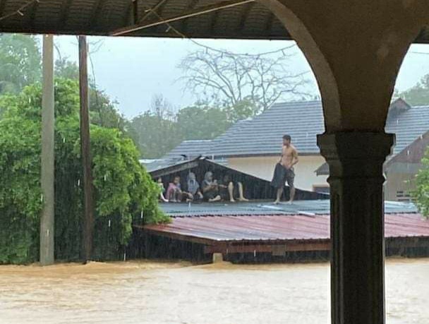 18 Mangsa Terperangkap Atas Bumbung Berjaya Diselamatkan