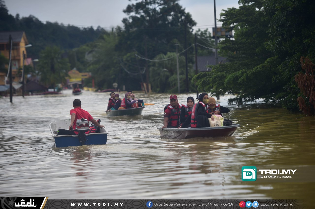 Pasukan Penyelamat Pindahkan 160 Pelajar Tingkatan Lima Guna Bot