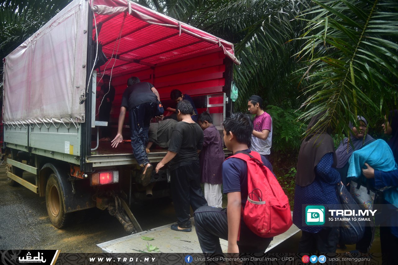 Mangsa Banjir Terperangkap 24 Jam Di Kem Rekreasi Budi  Diselamatkan
