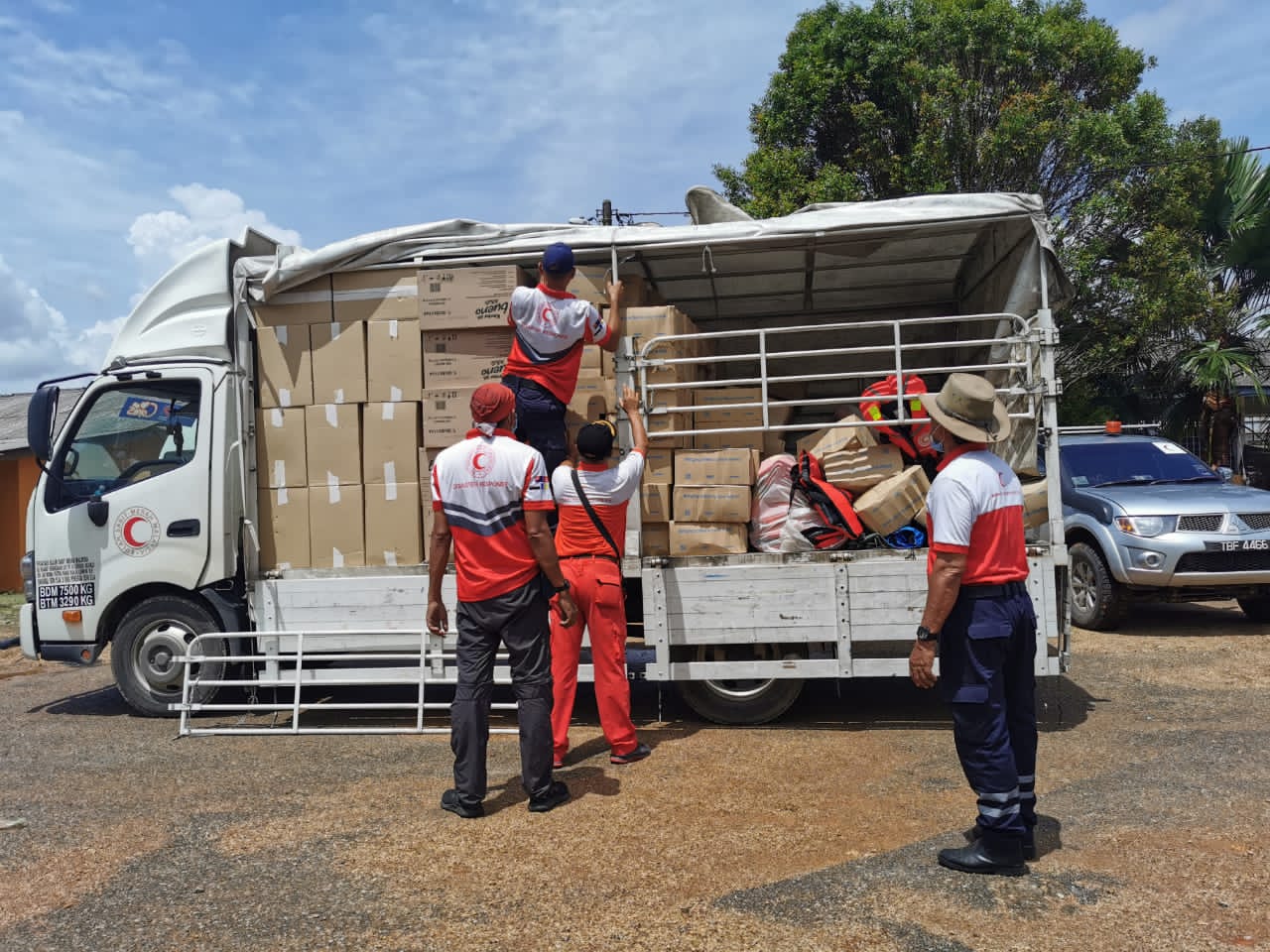 PBSM Hantar Tiga Tan Barang Keperluan Kepada Mangsa Banjir