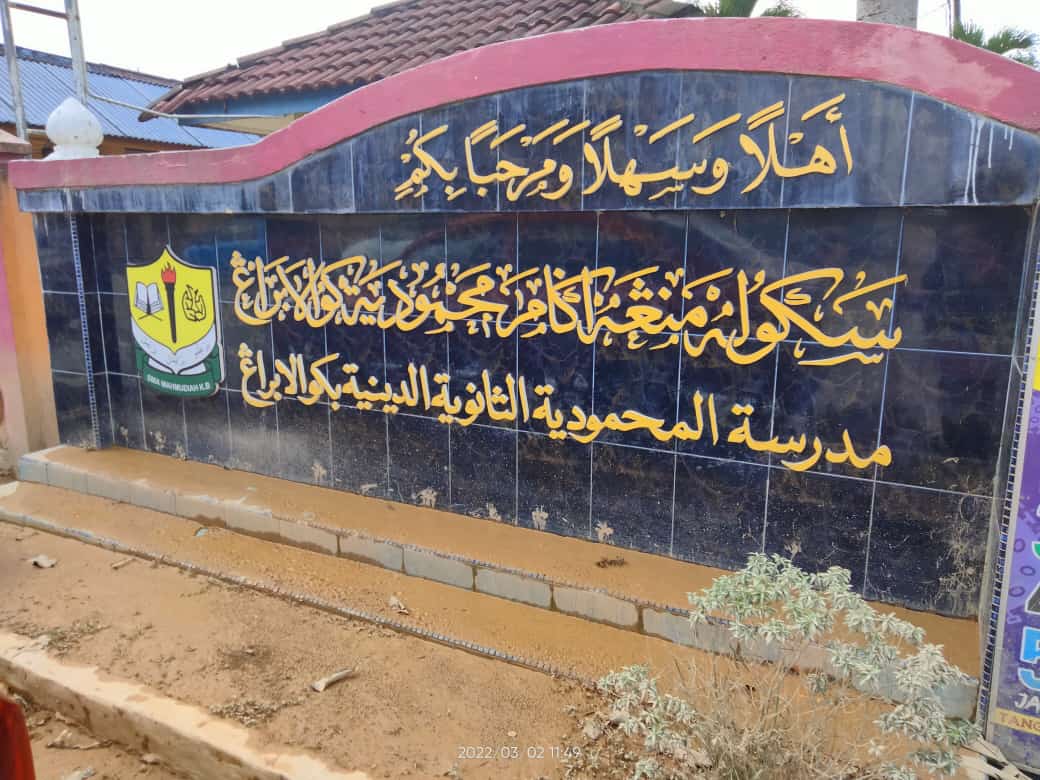 NGO dan Alumni Bekerjasama Bersih Sekolah