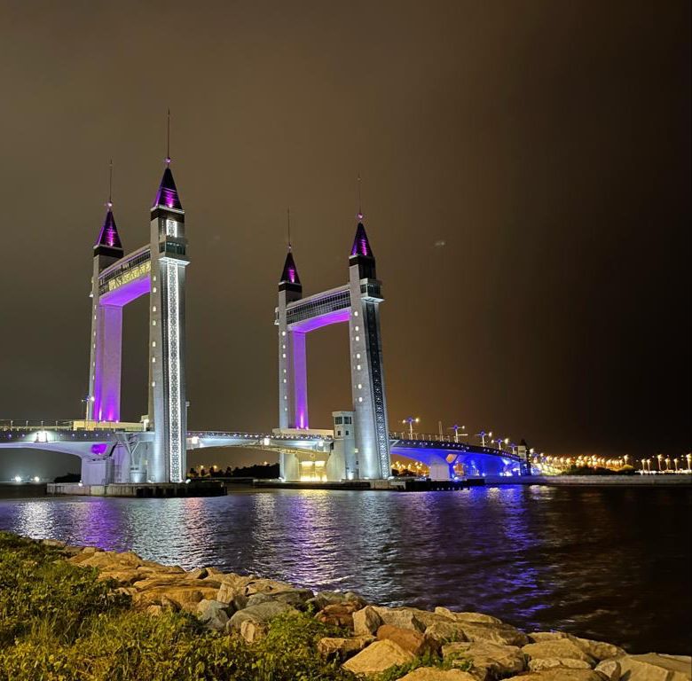 Drawbridge Dilimpahi Cahaya Ungu Semarak Hari Wanita