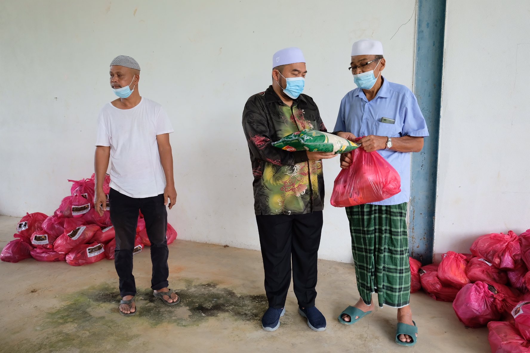 200 Bakul Makanan Buat Mangsa Banjir Hulu Besut