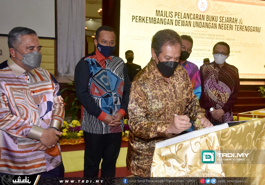 Sultan Mizan Lancar Buku Sejarah Dan Perkembangan DUN Terengganu