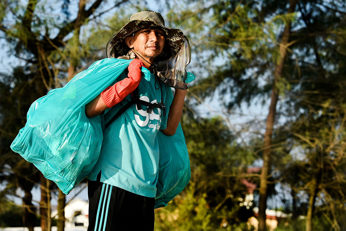 1.4 Tan Sampah Dipungut Di Pantai Kuala Terengganu