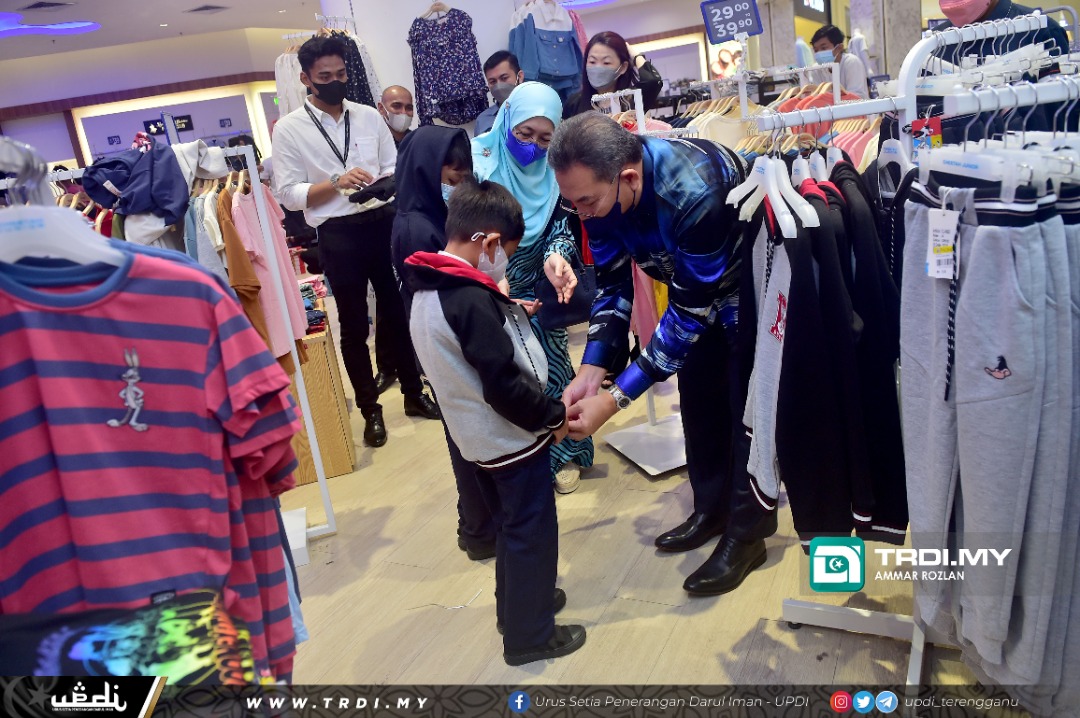 100 Anak Asnaf Ceria Pilih Kelengkapan Raya