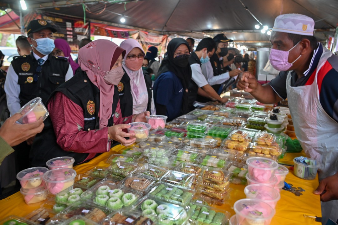 153 Peniaga Bazar Ramadan Dikompaun
