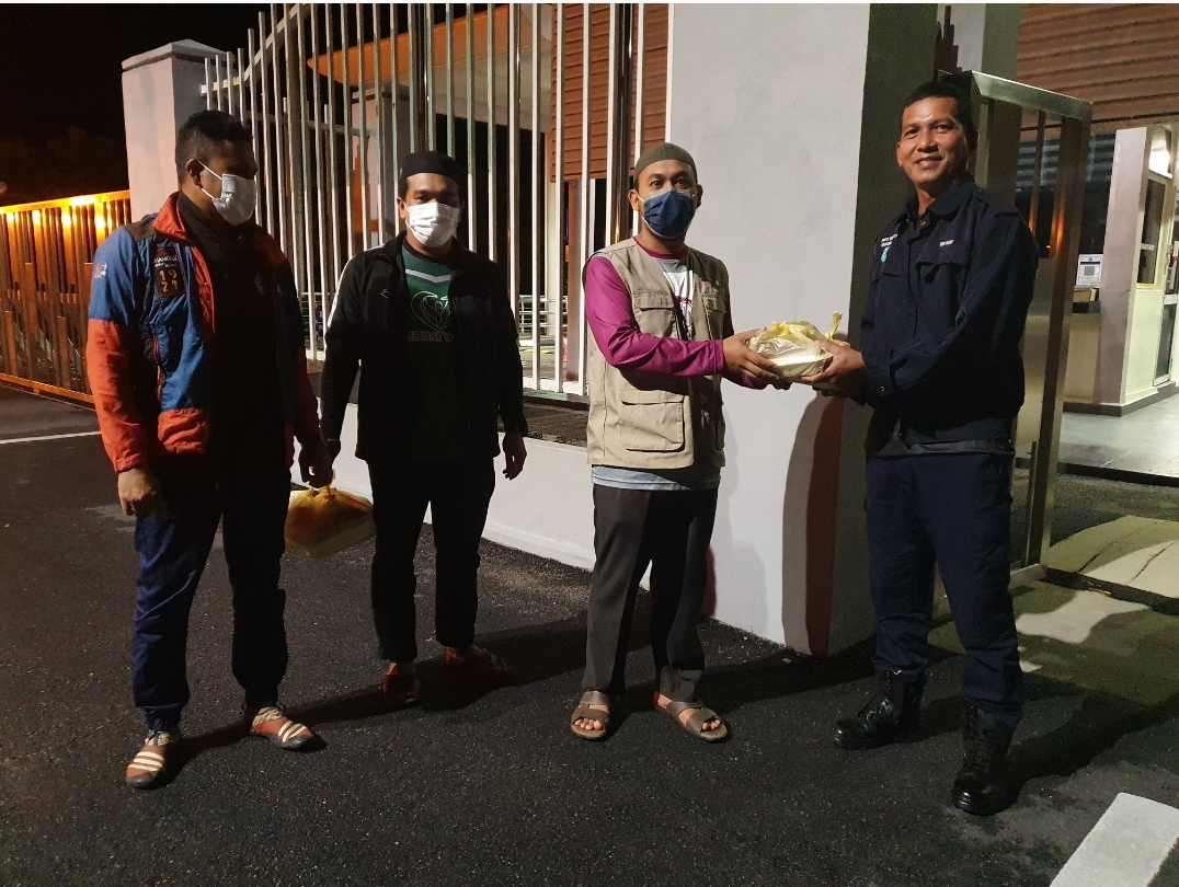 Singgah Sahur Dekati Pasukan Keselamatan Bersengkang Mata