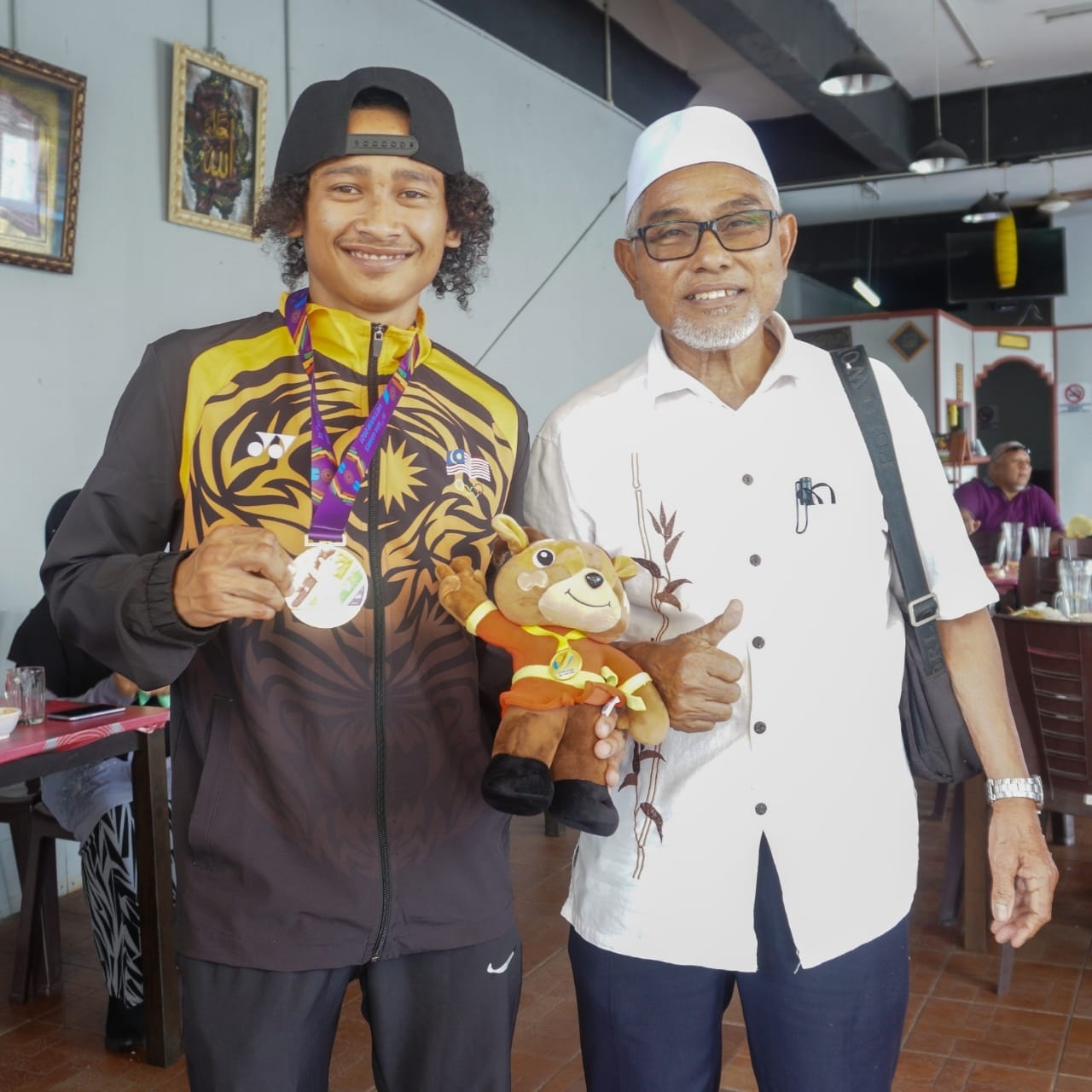 Zulfikri Hadiahkan Emas Untuk Negara