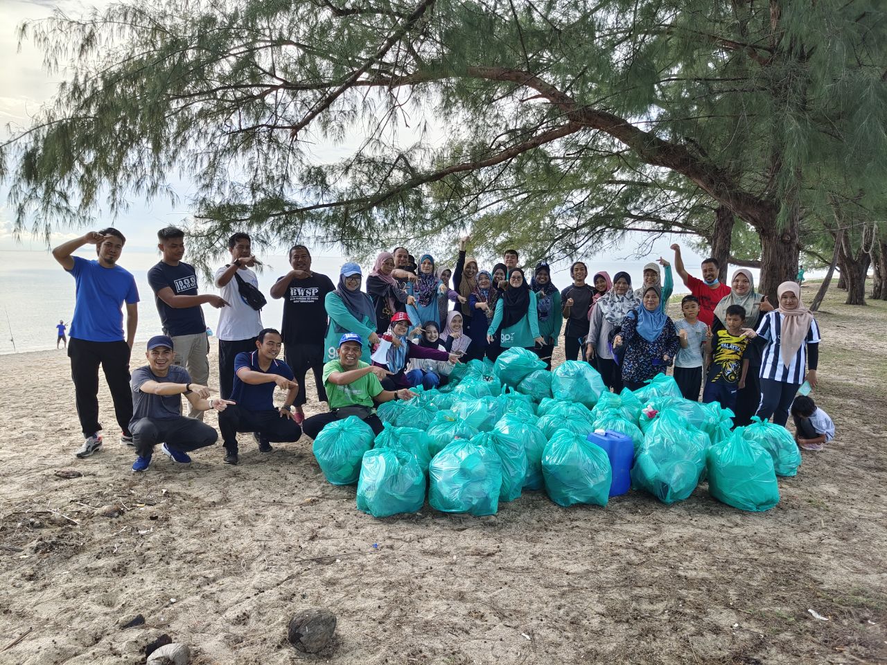 Kutip 256 Kilogram Sampah Di Pantai Benting Lintang