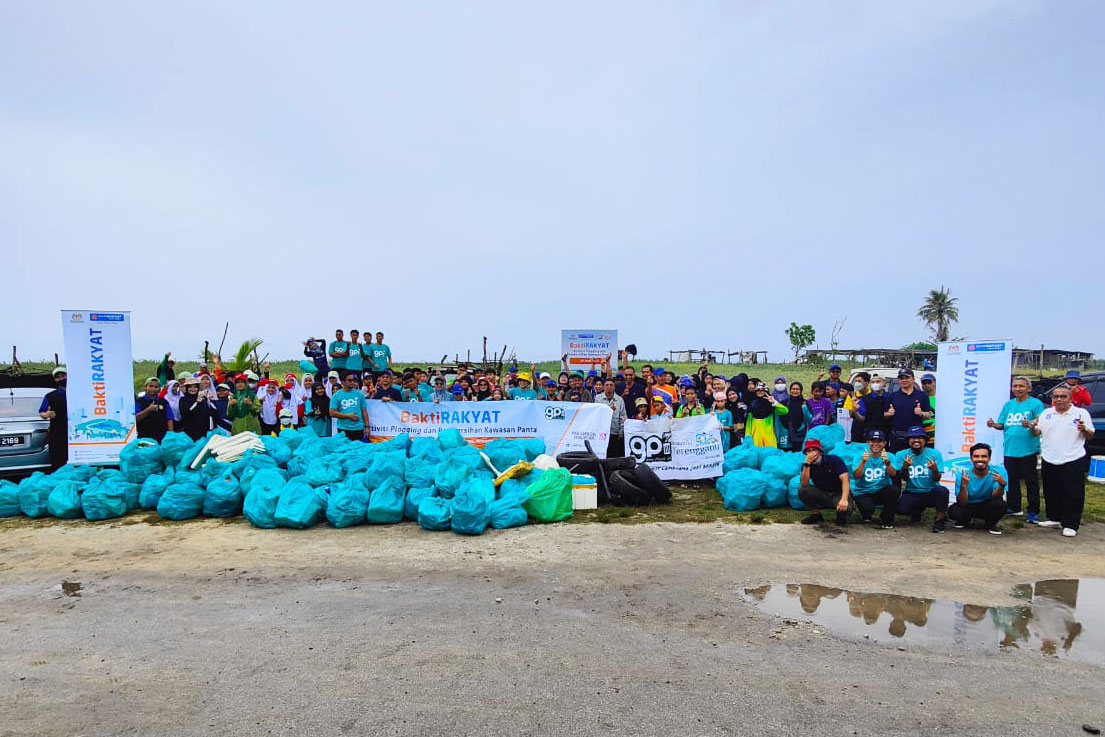 3.681 Tan Sampah Dikutip Di Pantai