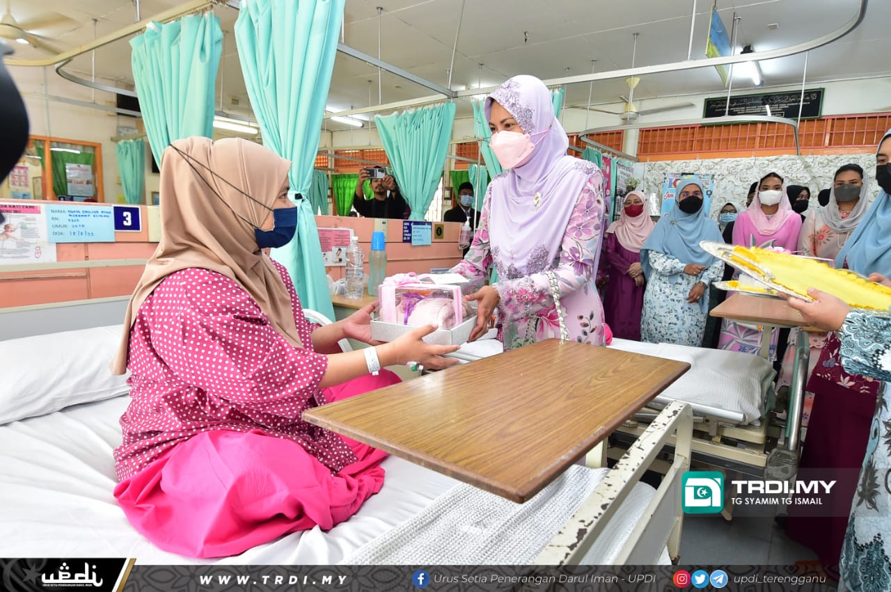 Sultanah Terengganu Kurnia Cendera Kenangan di Hospital Besut