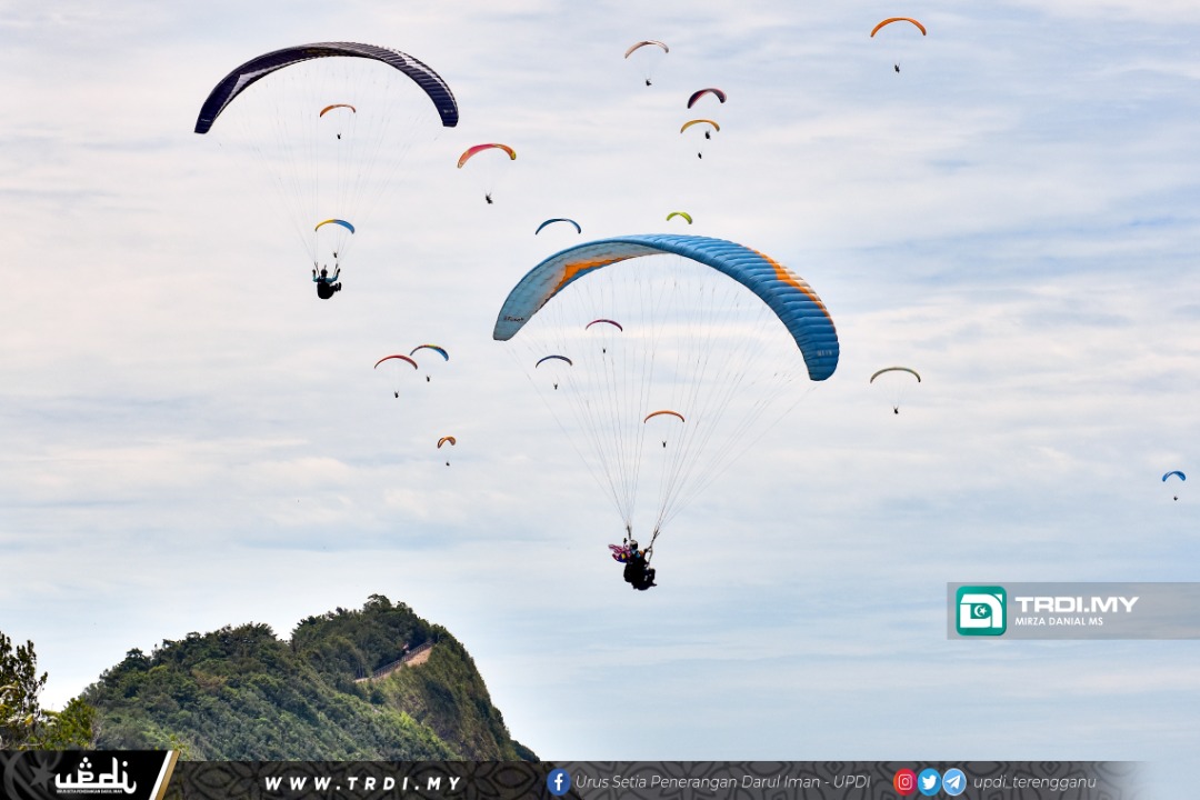 65 Peluncur Udara 'Terbang' Sebar Semangat Merdeka