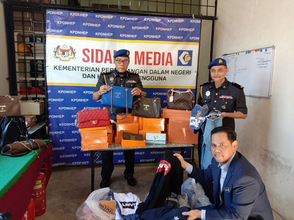 KPDNHEP Serbu Tiga Premis Jual Barang Tiruan RM68,040