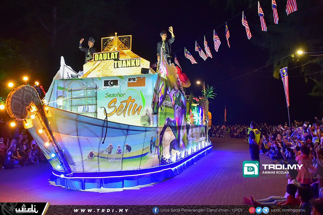 Jalan Sesak, Rakyat Teruja Saksikan Perarakan Kenderaan Berhias