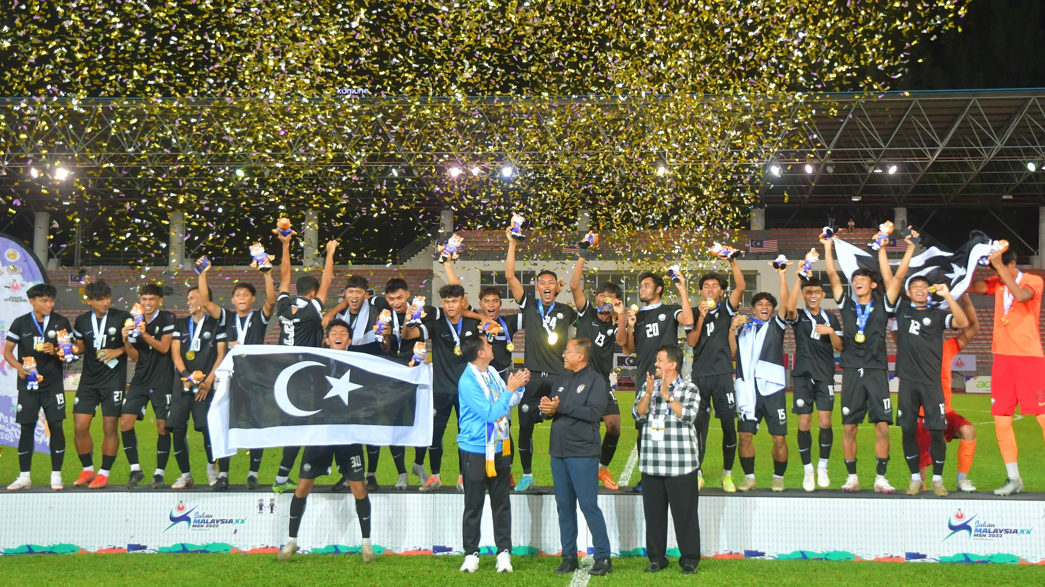 Akhiri Kemarau 12 Tahun, Ibu Segala Pingat Dalam Genggaman