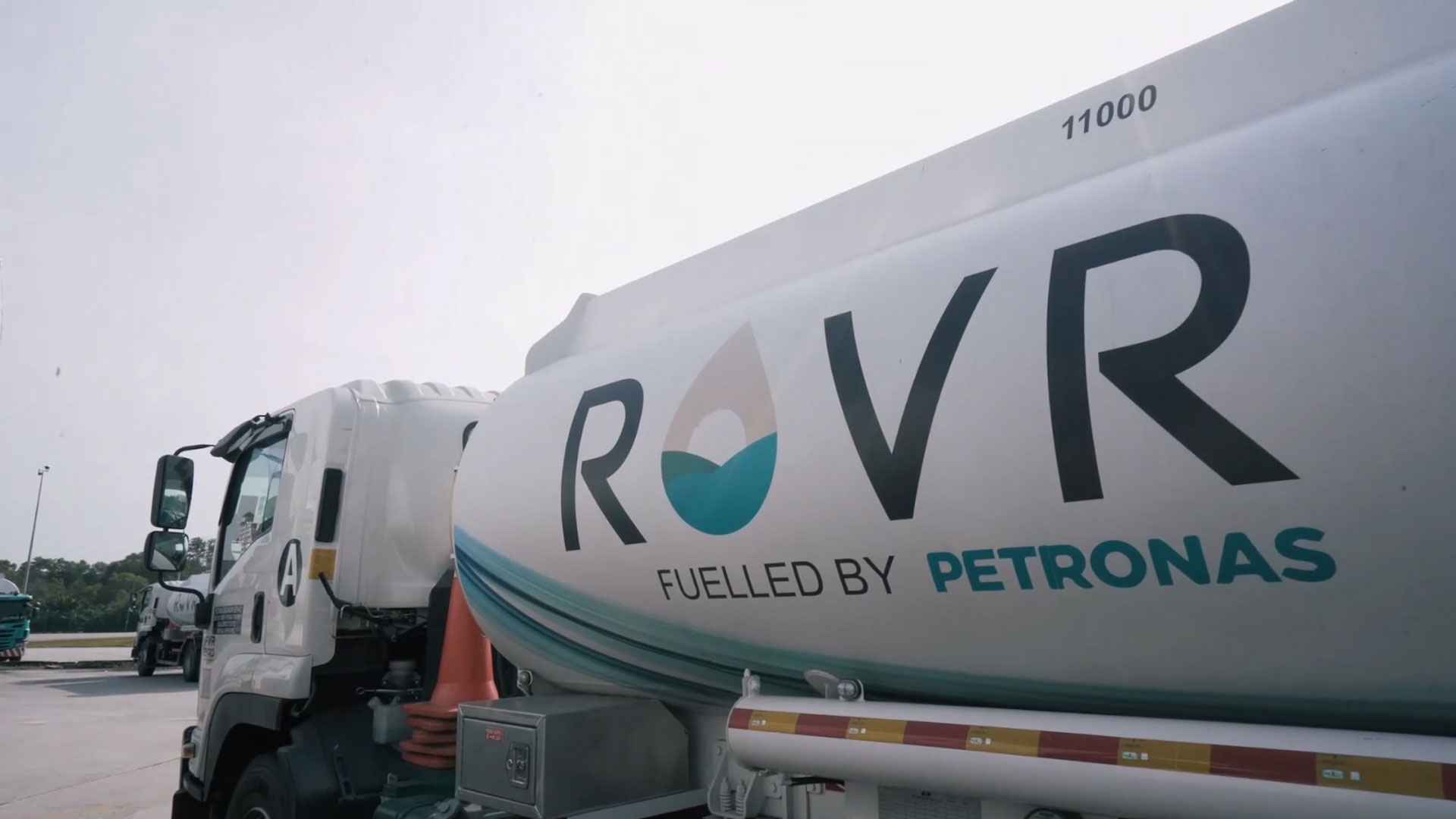 Sedia Lori Minyak Bergerak Di Kawasan Banjir