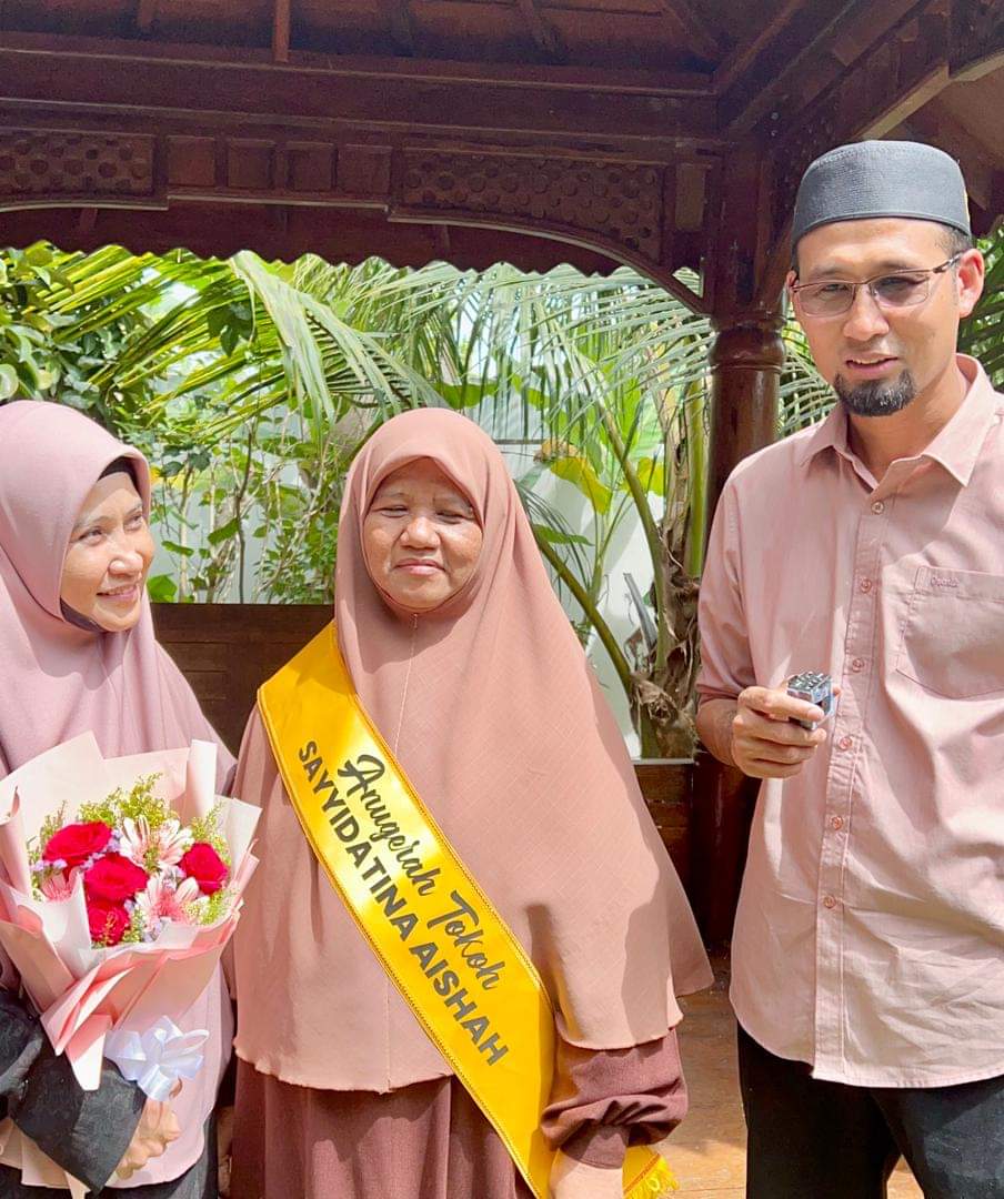 Ustazah Asma' Raih Anugerah Tokoh Sayyidatina Aishah
