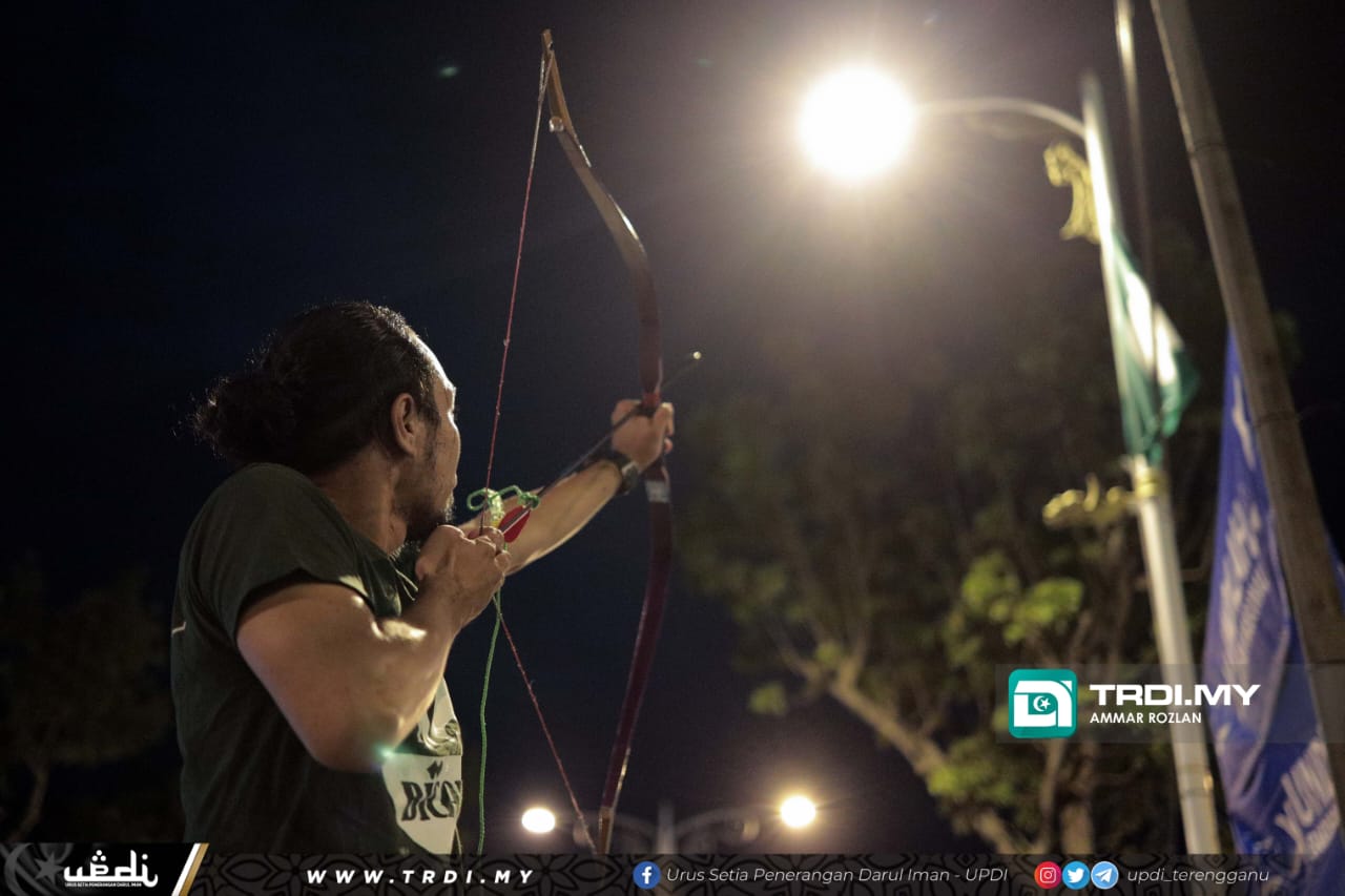 Pasang Bendera Dengan Memanah