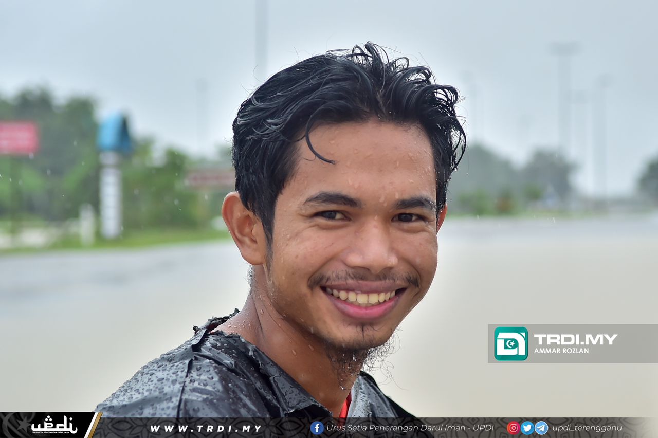 Pemuda Bantu Bawa Keluar Penduduk