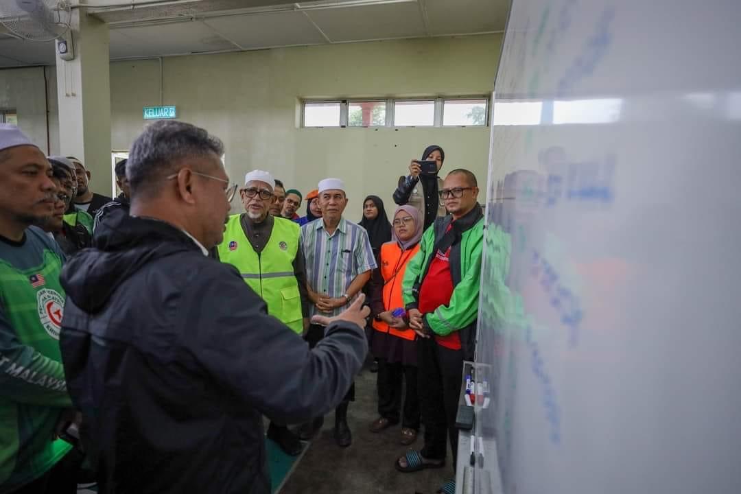 Presiden PAS Santuni Mangsa Banjir di Paka