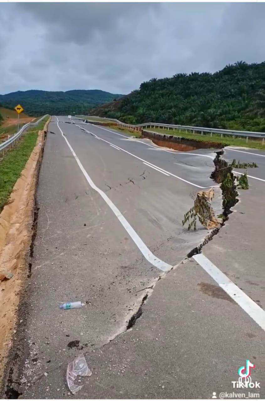 Jalan Rosak Di Jajahan Gua Musang, Bukan Hulu Terengganu
