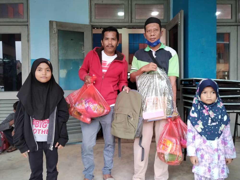 600 Pelajar Terjejas Banjir Terima Bantuan