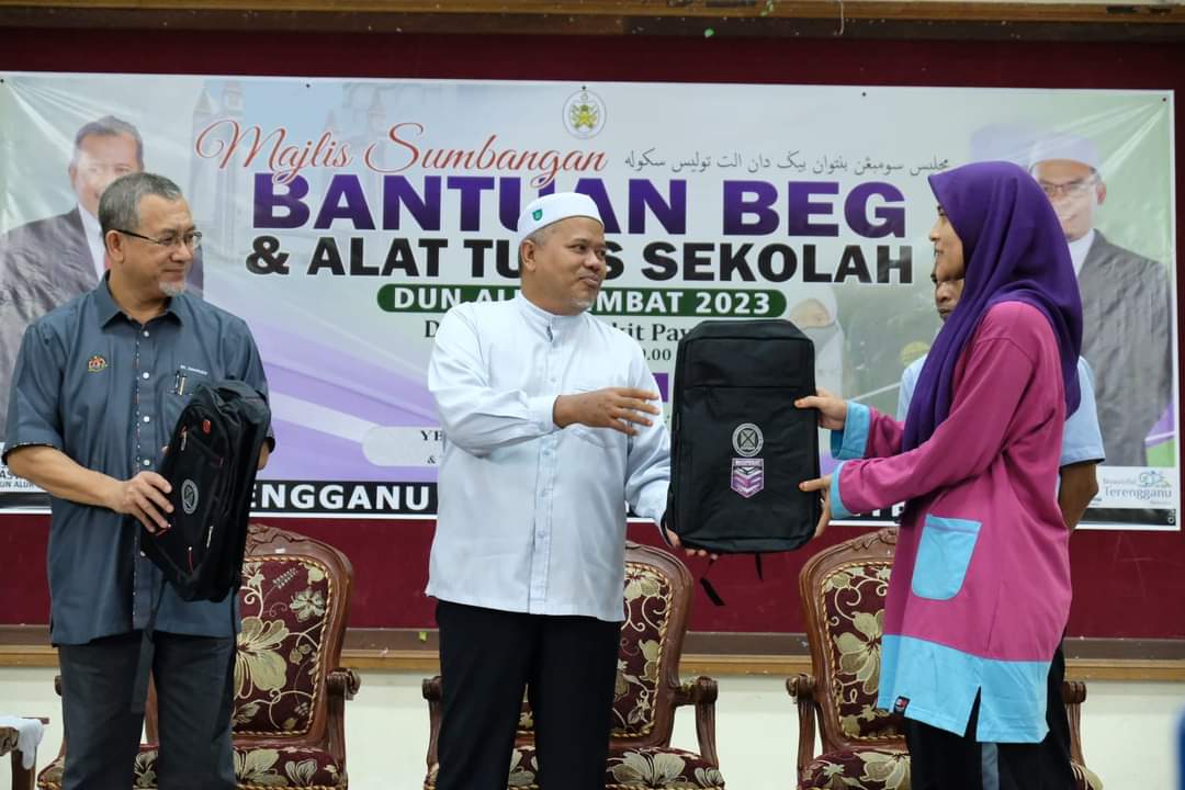 KOPERAT Sumbang 200 Beg Dan Alat Tulis